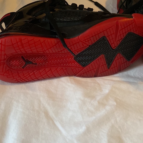Red and black Air Jordan boys size 4.5 sneakers - Picture 3 of 6